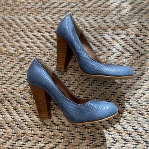 Beautiful faux snakeskin round toed shoes